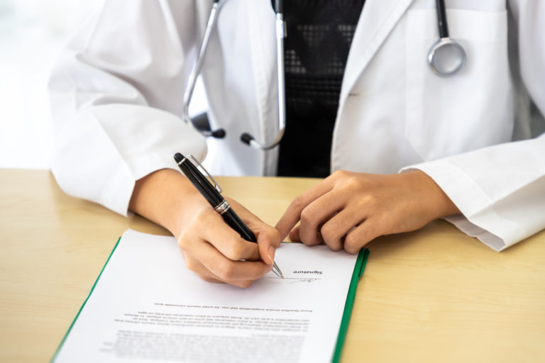 Imagem do artigo: Contratos Médicos: O Que Todo Médico Precisa Saber Antes de Assinar