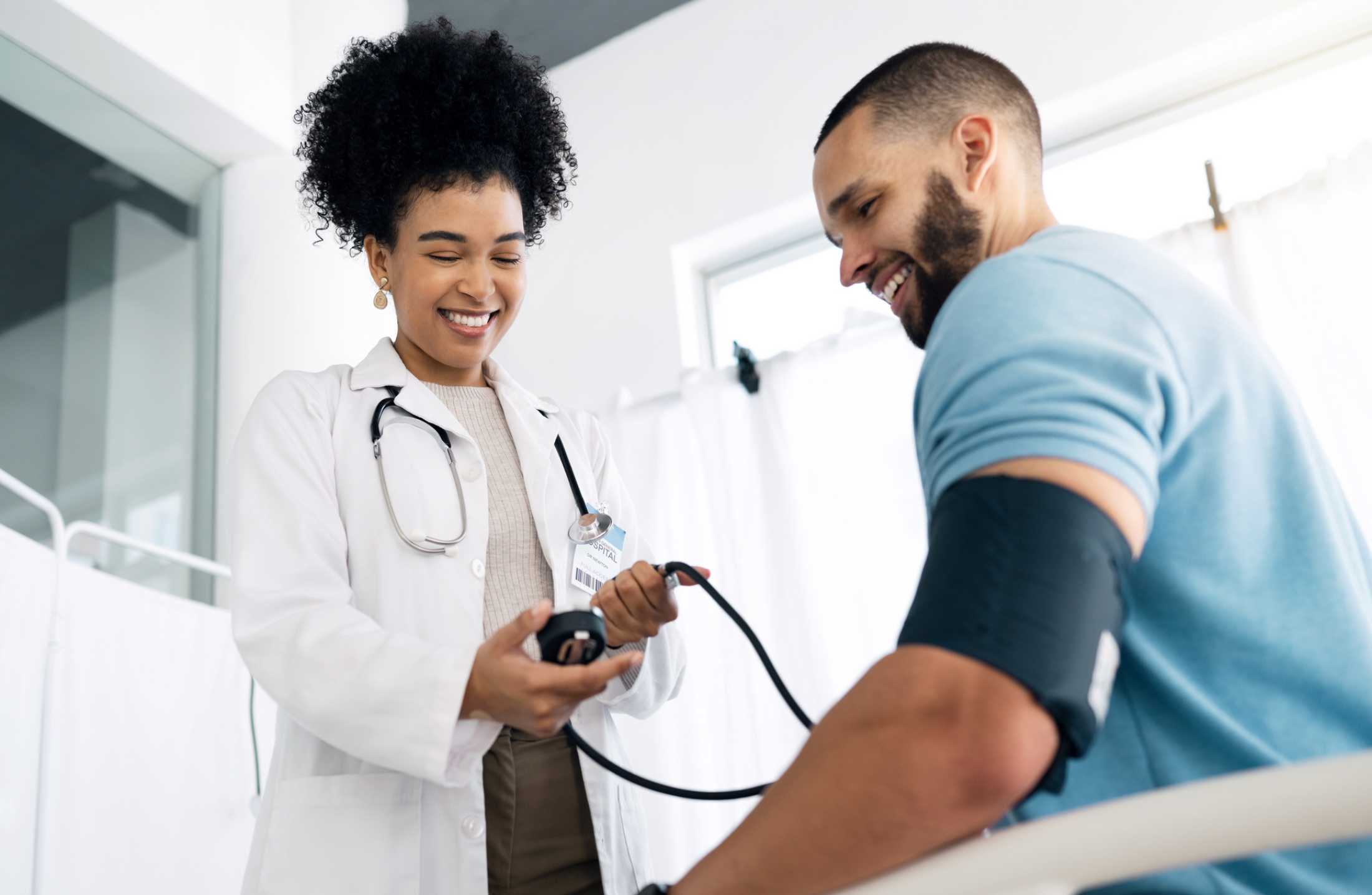 Médico atendendo paciente